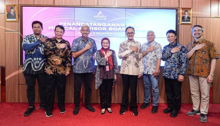 Direktur AdMedika Dian Prambini (keempat dari kiri) dan jajaran Dewan Penasihat Medis (DPM) pada acara penandatanganan Perjanjian Kerja Sama (PKS) untuk penambahan Dewan Penasihat Medis (DPM) sebagai medical expert untuk Medical Advisor Board (MAB) AdMedika pada Rabu  (5/11). Foto: Telkom Indonesia