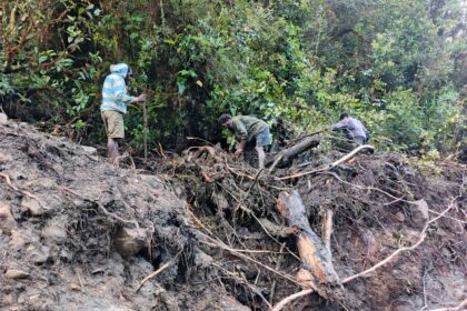 Petugas gabungan dibantu warga sekitar melakukan pencarian sejumlah korban hilang akibat banjir dan longsor di Kabupaten Nduga, Papua Pegunungan, Selasa (4/11/2025). Foto: Ist