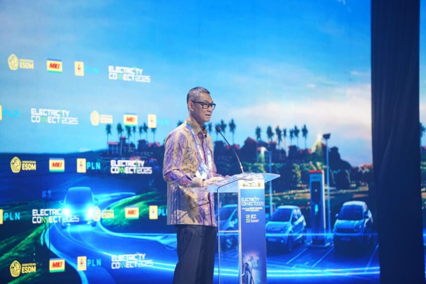 Direktur Utama PLN, Darmawan Prasodjo, menyampaikan dalam sambutannya bahwa keberhasilan transisi energi tidak mungkin dicapai sendiri, PLN membutuhkan kolaborasi lintas pemangku kepentingan seperti Pemerintah, swasta, dan masyarakat. Foto: Dok PLN