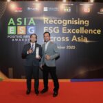 Chief Executive Officer (CEO) Telin Malaysia Taufiq Hussien dan Finance Manager Telin Malaysia Dony Septyharsono saat menerima penghargaan Juara 1 pada Lestari Awards 2025 kategori Relations to Local Communities yang berlangsung di Malaysia, beberapa waktu yang lalu. Foto: Telkom Indonesia