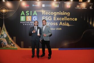 Chief Executive Officer (CEO) Telin Malaysia Taufiq Hussien dan Finance Manager Telin Malaysia Dony Septyharsono saat menerima penghargaan Juara 1 pada Lestari Awards 2025 kategori Relations to Local Communities yang berlangsung di Malaysia, beberapa waktu yang lalu. Foto: Telkom Indonesia