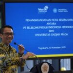 Direktur IT Digital Telkom Faizal Rochmad Djoemadi saat memberikan sambutan pada acara penandatanganan Memorandum of Understanding (MoU) dengan Universitas Gadjah Mada (UGM) yang dilaksanakan di Yogyakarta, pada Sabtu (15/11). Foto: Telkom Indonesia