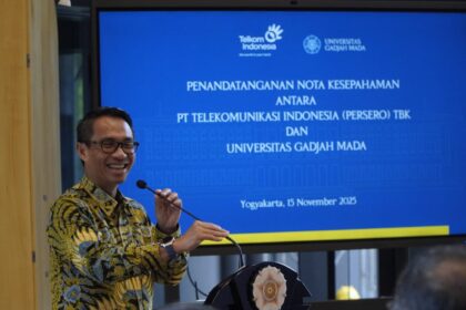 Direktur IT Digital Telkom Faizal Rochmad Djoemadi saat memberikan sambutan pada acara penandatanganan Memorandum of Understanding (MoU) dengan Universitas Gadjah Mada (UGM) yang dilaksanakan di Yogyakarta, pada Sabtu (15/11). Foto: Telkom Indonesia