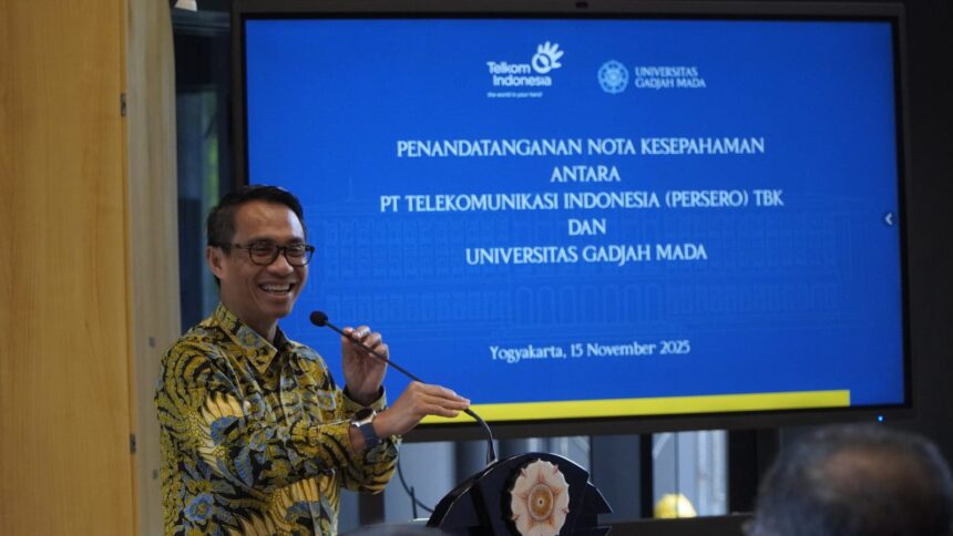 Direktur IT Digital Telkom Faizal Rochmad Djoemadi saat memberikan sambutan pada acara penandatanganan Memorandum of Understanding (MoU) dengan Universitas Gadjah Mada (UGM) yang dilaksanakan di Yogyakarta, pada Sabtu (15/11). Foto: Telkom Indonesia
