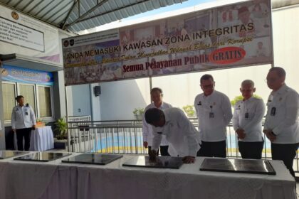 Dirjen Pemasyarakatan Kemenimipas Mashudi didampingi Kalapas Kelas I Cipinang, Wachid Wibowo meresmikan Media Center Pasopati di Lapas Cipinang, Jakarta, Rabu (26/11/2025). Foto: Ist