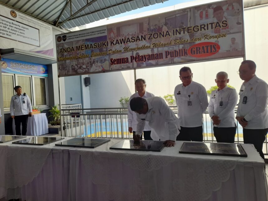 Dirjen Pemasyarakatan Kemenimipas Mashudi didampingi Kalapas Kelas I Cipinang, Wachid Wibowo meresmikan Media Center Pasopati di Lapas Cipinang, Jakarta, Rabu (26/11/2025). Foto: Ist