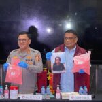 Wadirtipidnarkoba Bareskrim Polri, Kombes Pol Sunario dan jajaran dalam konfrensi pers pengungkapan kasus kepemilikan barang bukti disita sebanyak 194.631 butir ekstasi serta 3.869 gram ekstasi berbentuk bubuk milik tersangka MR, 43, di Gedung Awaloedin Djamin, Lantai 1, Bareskrim Polri, Selasa (25/11/2025). Foto: Ist