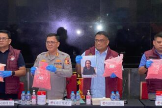 Wadirtipidnarkoba Bareskrim Polri, Kombes Pol Sunario dan jajaran dalam konfrensi pers pengungkapan kasus kepemilikan barang bukti disita sebanyak 194.631 butir ekstasi serta 3.869 gram ekstasi berbentuk bubuk milik tersangka MR, 43, di Gedung Awaloedin Djamin, Lantai 1, Bareskrim Polri, Selasa (25/11/2025). Foto: Ist