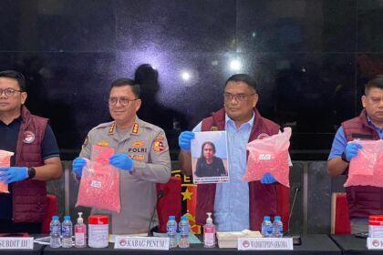 Wadirtipidnarkoba Bareskrim Polri, Kombes Pol Sunario dan jajaran dalam konfrensi pers pengungkapan kasus kepemilikan barang bukti disita sebanyak 194.631 butir ekstasi serta 3.869 gram ekstasi berbentuk bubuk milik tersangka MR, 43, di Gedung Awaloedin Djamin, Lantai 1, Bareskrim Polri, Selasa (25/11/2025). Foto: Ist