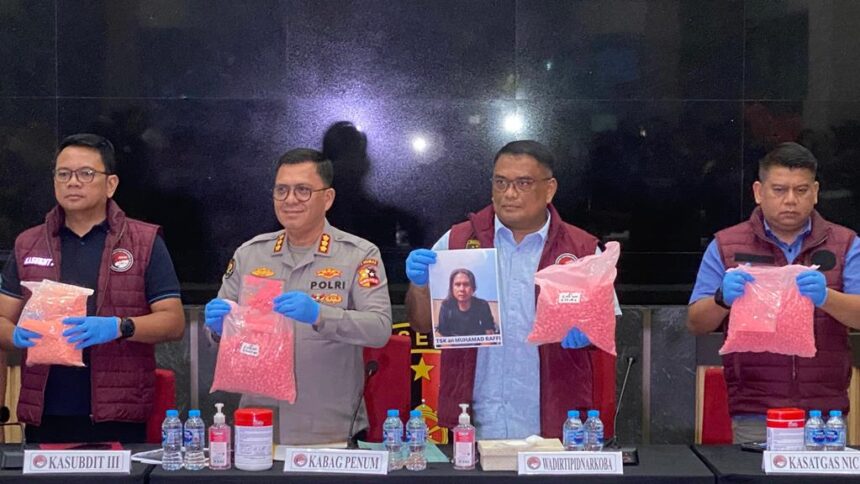Wadirtipidnarkoba Bareskrim Polri, Kombes Pol Sunario dan jajaran dalam konfrensi pers pengungkapan kasus kepemilikan barang bukti disita sebanyak 194.631 butir ekstasi serta 3.869 gram ekstasi berbentuk bubuk milik tersangka MR, 43, di Gedung Awaloedin Djamin, Lantai 1, Bareskrim Polri, Selasa (25/11/2025). Foto: Ist