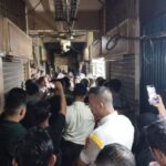 Suasana saat Perumda Pasar Jaya menyegel sejumlah kios yang bermasalah karena pemilik tidak membayar sewa dan mengontrakan kepada pedagang lain di Pasar Pramuka, Matraman, Jakarta Timur, Kamis (13/11/2025). Foto: Joesvicar Iqbal/ipol.id