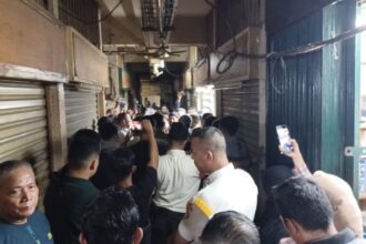 Suasana saat Perumda Pasar Jaya menyegel sejumlah kios yang bermasalah karena pemilik tidak membayar sewa dan mengontrakan kepada pedagang lain di Pasar Pramuka, Matraman, Jakarta Timur, Kamis (13/11/2025). Foto: Joesvicar Iqbal/ipol.id