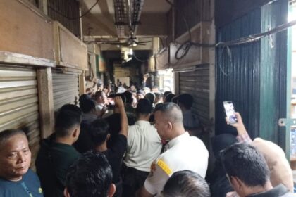 Suasana saat Perumda Pasar Jaya menyegel sejumlah kios yang bermasalah karena pemilik tidak membayar sewa dan mengontrakan kepada pedagang lain di Pasar Pramuka, Matraman, Jakarta Timur, Kamis (13/11/2025). Foto: Joesvicar Iqbal/ipol.id