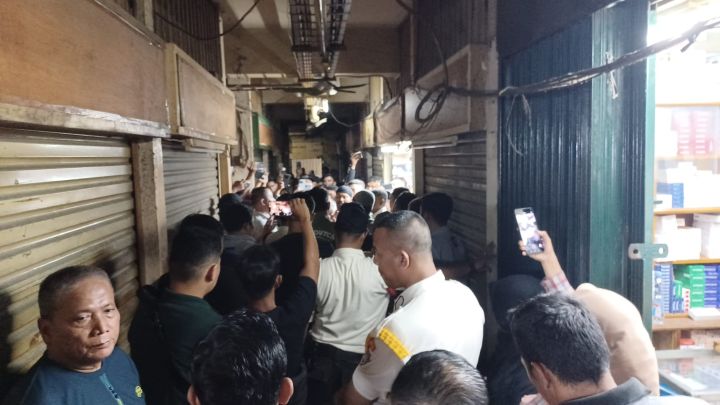 Suasana saat Perumda Pasar Jaya menyegel sejumlah kios yang bermasalah karena pemilik tidak membayar sewa dan mengontrakan kepada pedagang lain di Pasar Pramuka, Matraman, Jakarta Timur, Kamis (13/11/2025). Foto: Joesvicar Iqbal/ipol.id