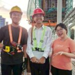 (Ki-ka) Francesco, Farrell, dan Cindy. Tim GloVibe ITB berpose usai menyelesaikan proses pengambilan video promosi produk di lokasi proyek konstruksi LRT Jakarta, sebagai salah satu bagian dari penilaian tahap final Challenge on Product Design and Ergonomics (CHRONICS) 2025. Foto: ITB