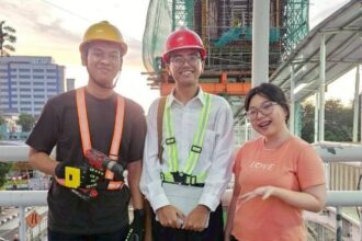 (Ki-ka) Francesco, Farrell, dan Cindy. Tim GloVibe ITB berpose usai menyelesaikan proses pengambilan video promosi produk di lokasi proyek konstruksi LRT Jakarta, sebagai salah satu bagian dari penilaian tahap final Challenge on Product Design and Ergonomics (CHRONICS) 2025. Foto: ITB