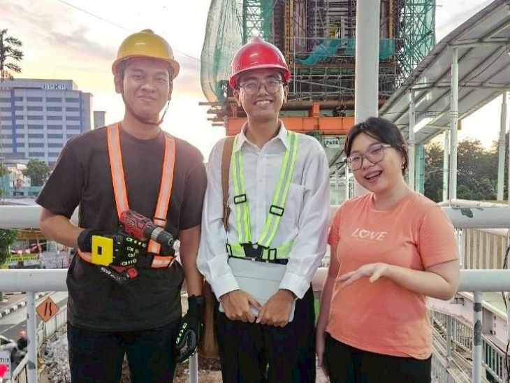(Ki-ka) Francesco, Farrell, dan Cindy. Tim GloVibe ITB berpose usai menyelesaikan proses pengambilan video promosi produk di lokasi proyek konstruksi LRT Jakarta, sebagai salah satu bagian dari penilaian tahap final Challenge on Product Design and Ergonomics (CHRONICS) 2025. Foto: ITB