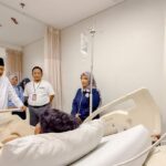 Menteri Sosial Saifullah Yusuf menjenguk para korban ledakan SMAN 72 Jakarta. Foto: Kemensos