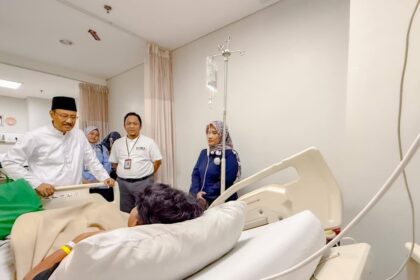 Menteri Sosial Saifullah Yusuf menjenguk para korban ledakan SMAN 72 Jakarta. Foto: Kemensos