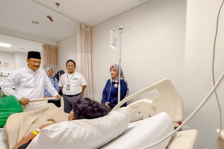 Menteri Sosial Saifullah Yusuf menjenguk para korban ledakan SMAN 72 Jakarta. Foto: Kemensos