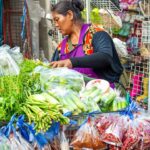 Ilustrasi Pedagang di pasar tradisional menata komoditas pangan yang harganya tercatat naik berdasarkan data PIHPS Nasional, termasuk cabai rawit merah yang kini mencapai Rp52 ribu per kilogram. Foto: Istcok @Natalia Kokhanova