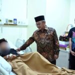Mendikdasmen saat menjenguk korban ledakkan SMA 72. Foto: Tribratanews.com