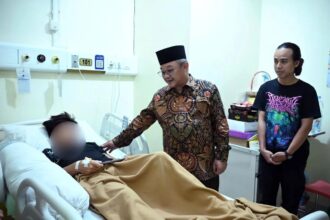 Mendikdasmen saat menjenguk korban ledakkan SMA 72. Foto: Tribratanews.com