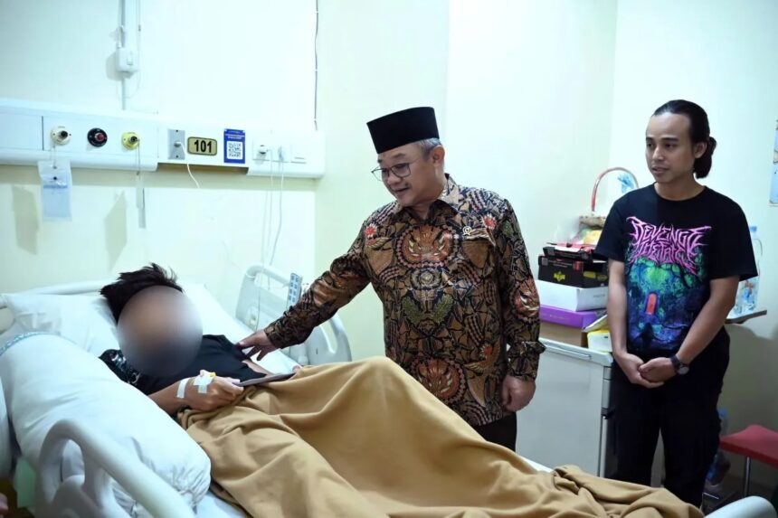 Mendikdasmen saat menjenguk korban ledakkan SMA 72. Foto: Tribratanews.com