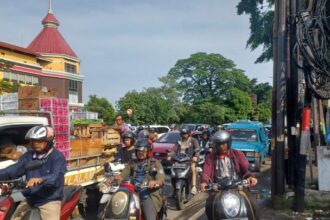Kondisi kemacetan arus lalu lintas kendaraan di sekitar trafficklights Cijantung-Pasar Rebo mengarah GOR Ciracas di Jalan Raya Bogor, Kelurahan/Kecamatan Ciracas, Jakarta Timur, Sabtu (15/11/2025) siang. Foto: Joesvicar Iqbal/ipol.id