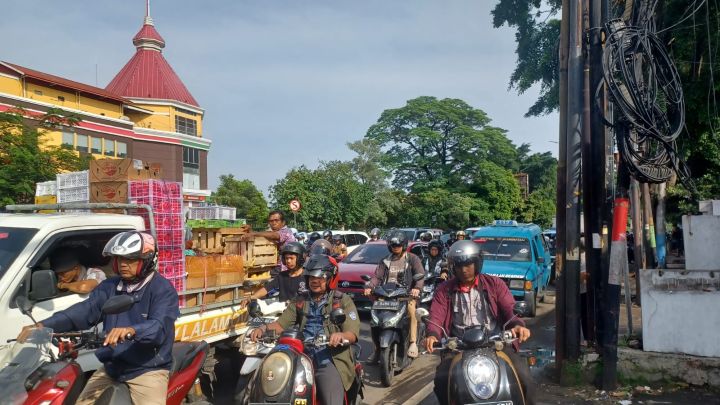 Kondisi kemacetan arus lalu lintas kendaraan di sekitar trafficklights Cijantung-Pasar Rebo mengarah GOR Ciracas di Jalan Raya Bogor, Kelurahan/Kecamatan Ciracas, Jakarta Timur, Sabtu (15/11/2025) siang. Foto: Joesvicar Iqbal/ipol.id