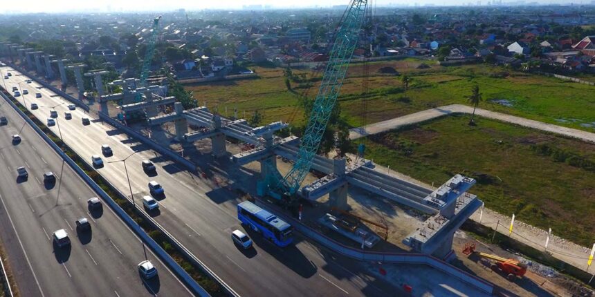 Struktur beam beton dalam konstruksi jalan tol. Foto: Adhi Beton