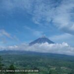 Gunung Semeru di Lumajang meletus hari ini dengan kolom bau setinggi 500 meter, Minggu (16/11/2025). (Foto: Dok. PVMBG)