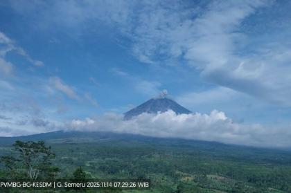 Gunung Semeru di Lumajang meletus hari ini dengan kolom bau setinggi 500 meter, Minggu (16/11/2025). (Foto: Dok. PVMBG)
