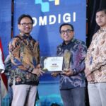 VP Corporate Communication Telkom Andri Herawan Sasoko (kanan) saat menerima penghargaan dari Inspektur Jenderal Kementerian Komunikasi dan Digital RI Dr. Arief Tri Hardiyanto (kiri) pada ajang Anugerah Media Humas (AMH) 2025 di Hotel Borobudur, Jakarta pada Rabu (12/11). Foto: Telkom Indonesia