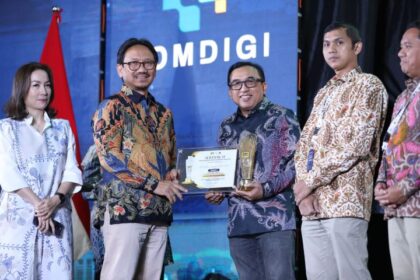 VP Corporate Communication Telkom Andri Herawan Sasoko (kanan) saat menerima penghargaan dari Inspektur Jenderal Kementerian Komunikasi dan Digital RI Dr. Arief Tri Hardiyanto (kiri) pada ajang Anugerah Media Humas (AMH) 2025 di Hotel Borobudur, Jakarta pada Rabu (12/11). Foto: Telkom Indonesia