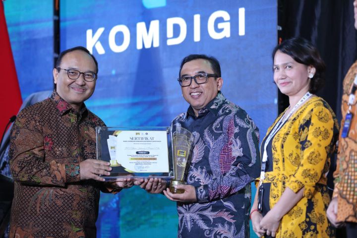 VP Corporate Communication Telkom Andri Herawan Sasoko (kanan) saat menerima penghargaan dari Kepala Badan Pengembangan Sumber Daya Manusia Komunikasi dan Digital, Kementerian Komunikasi dan Digital (Komdigi) RI Bonifasius Wahyu Pudjianto, Ph.D pada ajang Anugerah Media Humas (AMH) 2025 di Hotel Borobudur, Jakarta pada Rabu (12/11). Foto: Telkom Indonesia