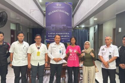 Jajaran Lapas Narkotika Kelas IIA Jakarta saat menggagalkan penyelundupan narkotika jenis sabu melalui pembalut yang dilakukan dua perempuan yang akan menjenguk warga binaan, Selasa (11/11/2025). Foto: Ist