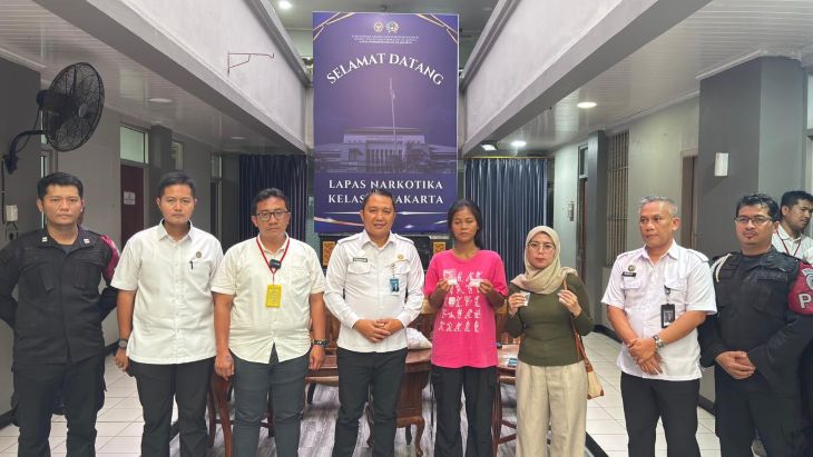 Jajaran Lapas Narkotika Kelas IIA Jakarta saat menggagalkan penyelundupan narkotika jenis sabu melalui pembalut yang dilakukan dua perempuan yang akan menjenguk warga binaan, Selasa (11/11/2025). Foto: Ist