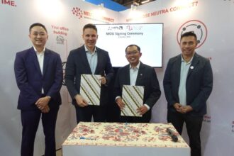 (kiri ke kanan) Commercial Lead ASEAN AMD Alexis Lee, Director Commersial Sales Asia Pacific Region AMD Alexey Navolokin, CEO NeutraDC Singapore Sendang Praptomo, dan CEO NeutraDC Andreuw ThAF saat acara Penandatanganan Memorandum of Understanding (MoU) antara NeutraDC dengan AMD pada ajang Tech Week Singapore beberapa waktu lalu. Foto: Telkom Indonesia