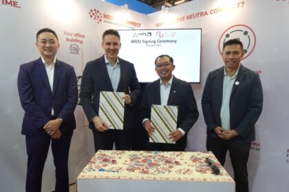 (kiri ke kanan) Commercial Lead ASEAN AMD Alexis Lee, Director Commersial Sales Asia Pacific Region AMD Alexey Navolokin, CEO NeutraDC Singapore Sendang Praptomo, dan CEO NeutraDC Andreuw ThAF saat acara Penandatanganan Memorandum of Understanding (MoU) antara NeutraDC dengan AMD pada ajang Tech Week Singapore beberapa waktu lalu. Foto: Telkom Indonesia