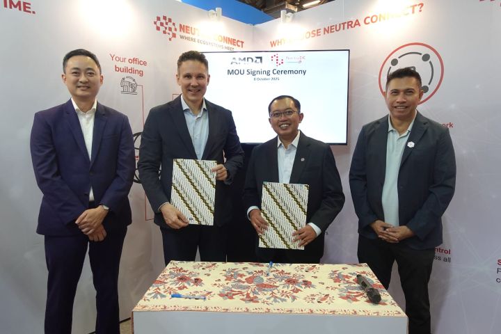 (kiri ke kanan) Commercial Lead ASEAN AMD Alexis Lee, Director Commersial Sales Asia Pacific Region AMD Alexey Navolokin, CEO NeutraDC Singapore Sendang Praptomo, dan CEO NeutraDC Andreuw ThAF saat acara Penandatanganan Memorandum of Understanding (MoU) antara NeutraDC dengan AMD pada ajang Tech Week Singapore beberapa waktu lalu. Foto: Telkom Indonesia