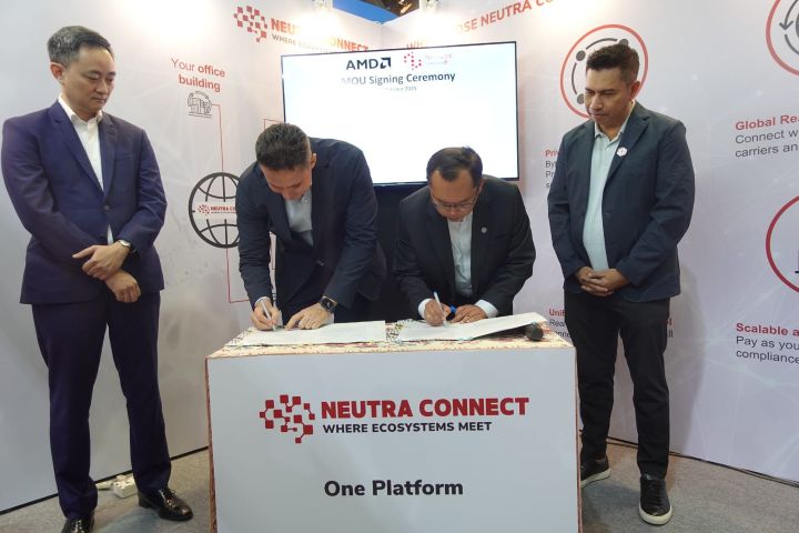 Penandatanganan Memorandum of Understanding (MoU) antara NeutraDC dengan AMD oleh Director Commercial Sales Asia Pacific Region AMD Alexey Navolokin (kedua dari kiri) dan CEO NeutraDC Singapore Sendang Praptomo (kedua dari kanan) disaksikan oleh Commercial Lead ASEAN AMD Alexis Lee (paling kiri) dan CEO NeutraDC Andreuw ThAF (paling kanan) pada ajang Tech Week Singapore beberapa waktu lalu. Foto: Telkom Indonesia
