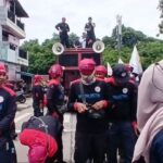 Suasana puluhan pekerja Pimpinan Unit Kerja Serikat Pekerja Dirgantara, Digital, dan Transportasi Federasi Serikat Pekerja Metal Indonesia (PUK SPDT FSPMI) PT Transportasi Jakarta, demo menuntut agar memecat atas dugaan dua oknum atasan terlibat kasus pelecehan di Kantor TransJakarta, Cawang, Kramat Jati, Jakarta Timur, Rabu (12/11/2025). Foto: Ist