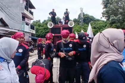 Suasana puluhan pekerja Pimpinan Unit Kerja Serikat Pekerja Dirgantara, Digital, dan Transportasi Federasi Serikat Pekerja Metal Indonesia (PUK SPDT FSPMI) PT Transportasi Jakarta, demo menuntut agar memecat atas dugaan dua oknum atasan terlibat kasus pelecehan di Kantor TransJakarta, Cawang, Kramat Jati, Jakarta Timur, Rabu (12/11/2025). Foto: Ist