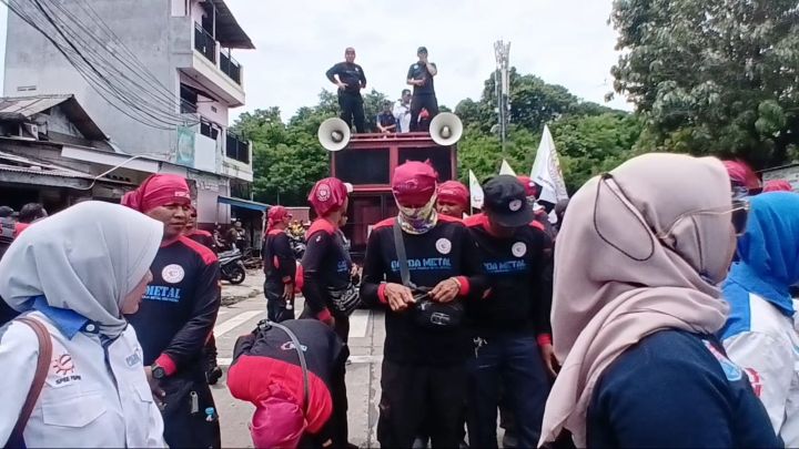 Suasana puluhan pekerja Pimpinan Unit Kerja Serikat Pekerja Dirgantara, Digital, dan Transportasi Federasi Serikat Pekerja Metal Indonesia (PUK SPDT FSPMI) PT Transportasi Jakarta, demo menuntut agar memecat atas dugaan dua oknum atasan terlibat kasus pelecehan di Kantor TransJakarta, Cawang, Kramat Jati, Jakarta Timur, Rabu (12/11/2025). Foto: Ist