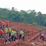 Tim gabungan melakukan operasi pencarian dan pencarian dalam bencana tanah longsor terjadi di Kecamatan Majenang, Kabupaten Cilacap, Jawa Tengah, Jumat (14/11/2025). Foto: Ist