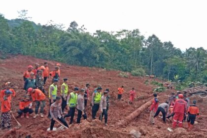 Tim gabungan melakukan operasi pencarian dan pencarian dalam bencana tanah longsor terjadi di Kecamatan Majenang, Kabupaten Cilacap, Jawa Tengah, Jumat (14/11/2025). Foto: Ist