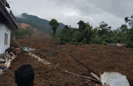 Longsor di adesa Pandanarum, Banjarnegara mengakibatkan 40 rumah tertimbun dan satu orang tewas, Minggu (16/11/2025). (Foto: repro. Mdmcpwmjateng)