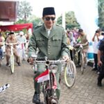 Menteri Agama Nasaruddin Umar saat bersepeda Onthel. Foto: Kemenag