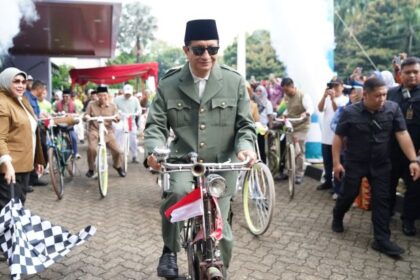 Menteri Agama Nasaruddin Umar saat bersepeda Onthel. Foto: Kemenag